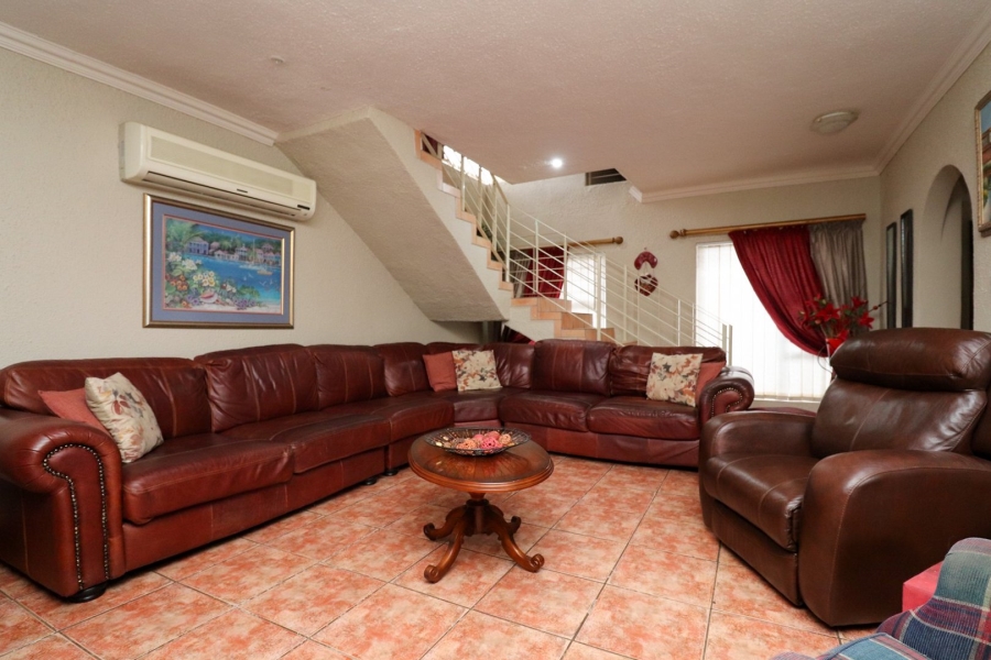 5 Bedroom Property for Sale in Wilkoppies North West